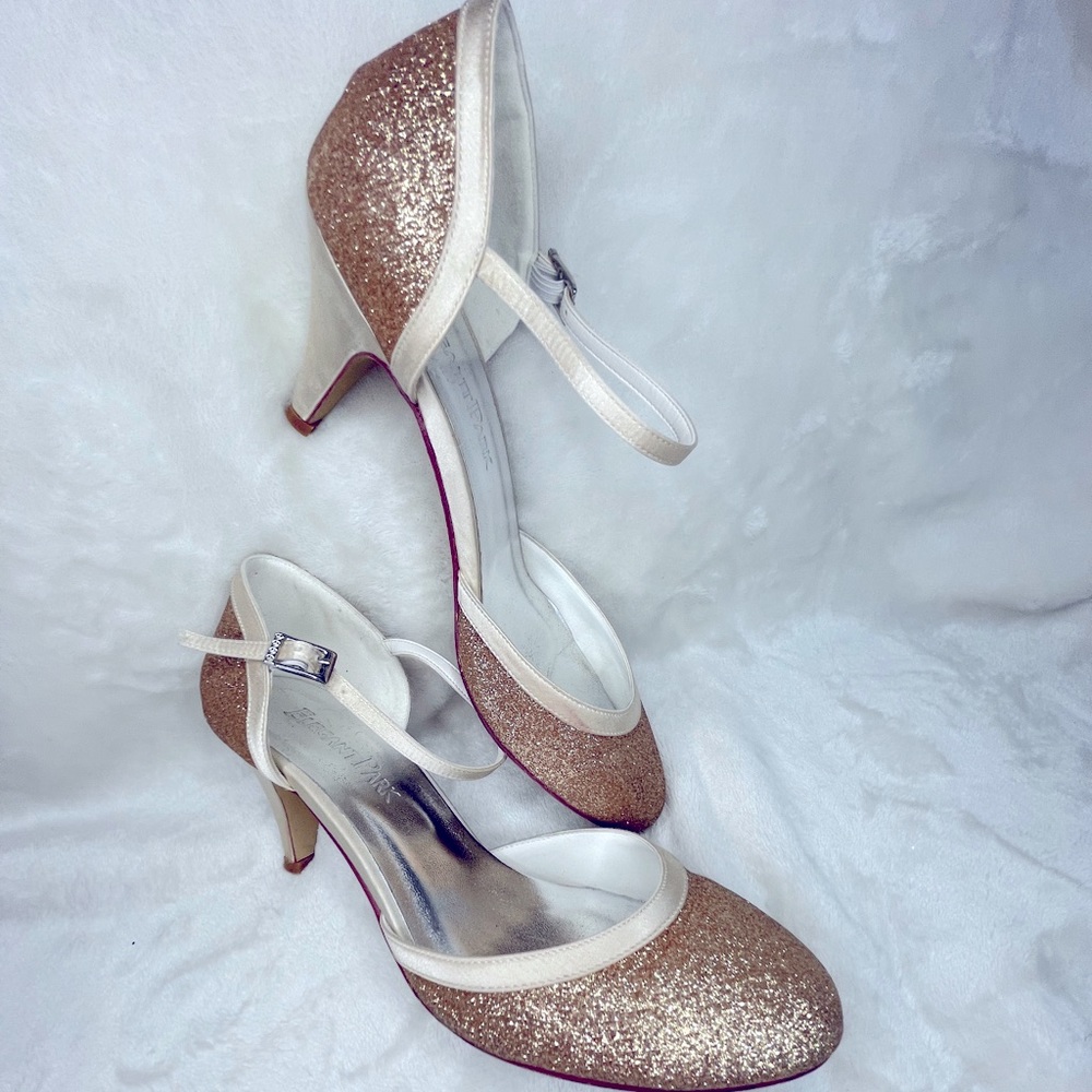 Women’s Size 7 Gold and Glitter Satin Dance Shoe